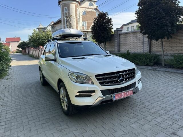 Белый Мерседес МЛ, объемом двигателя 3 л и пробегом 300 тыс. км за 19800 $, фото 1 на Automoto.ua