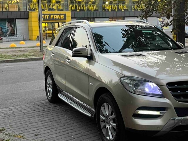 Бежевий Мерседес МЛ, об'ємом двигуна 2.1 л та пробігом 300 тис. км за 22500 $, фото 4 на Automoto.ua