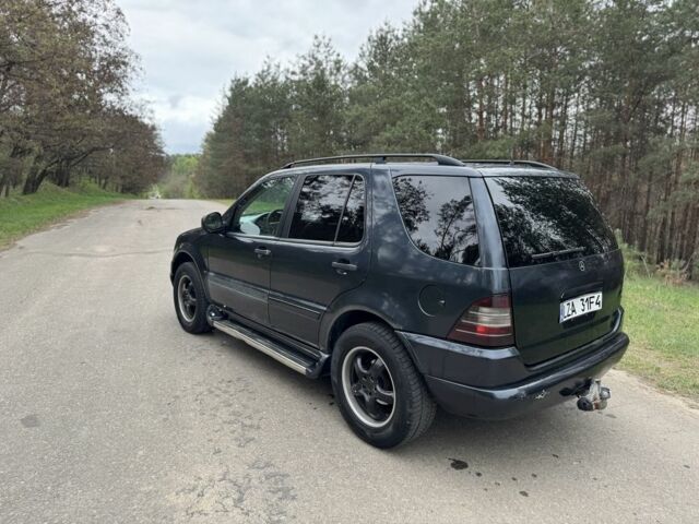 Чорний Мерседес МЛ, об'ємом двигуна 3.2 л та пробігом 358 тис. км за 3850 $, фото 4 на Automoto.ua