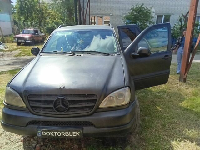 Чорний Мерседес МЛ, об'ємом двигуна 2.7 л та пробігом 390 тис. км за 3833 $, фото 4 на Automoto.ua