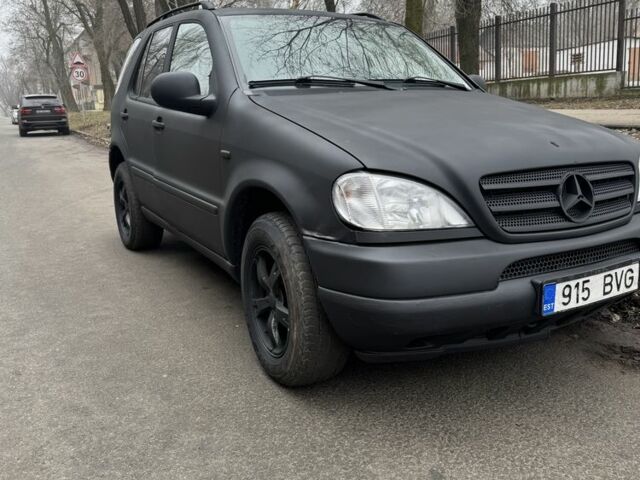 Черный Мерседес МЛ, объемом двигателя 0 л и пробегом 1000 тыс. км за 4200 $, фото 2 на Automoto.ua