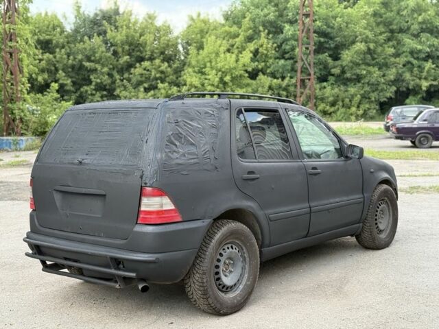 Черный Мерседес МЛ, объемом двигателя 0 л и пробегом 200 тыс. км за 1500 $, фото 2 на Automoto.ua