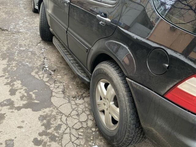 Черный Мерседес МЛ, объемом двигателя 5 л и пробегом 295 тыс. км за 8500 $, фото 2 на Automoto.ua