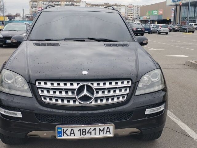 Черный Мерседес МЛ, объемом двигателя 3.5 л и пробегом 265 тыс. км за 10300 $, фото 1 на Automoto.ua