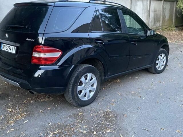 Черный Мерседес МЛ, объемом двигателя 3 л и пробегом 250 тыс. км за 6300 $, фото 1 на Automoto.ua