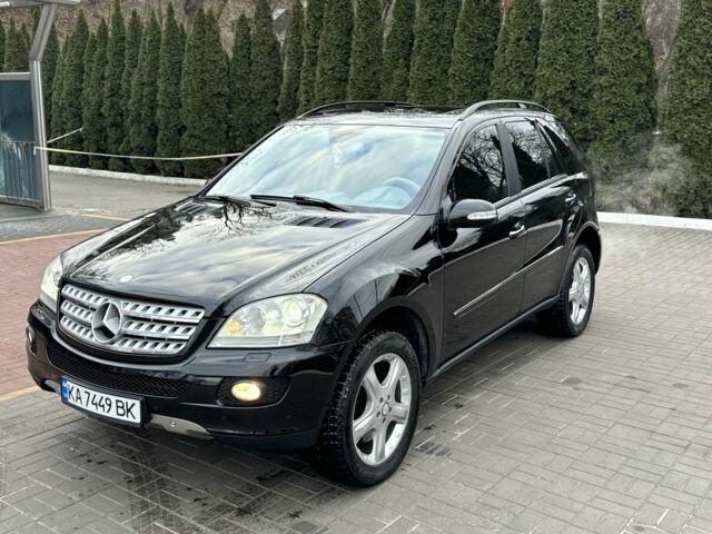 Черный Мерседес МЛ, объемом двигателя 5 л и пробегом 200 тыс. км за 10000 $, фото 4 на Automoto.ua