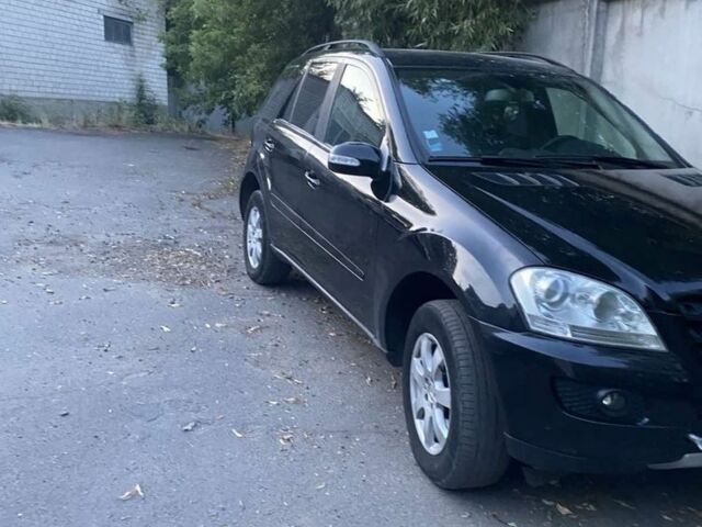 Черный Мерседес МЛ, объемом двигателя 3 л и пробегом 250 тыс. км за 6300 $, фото 3 на Automoto.ua