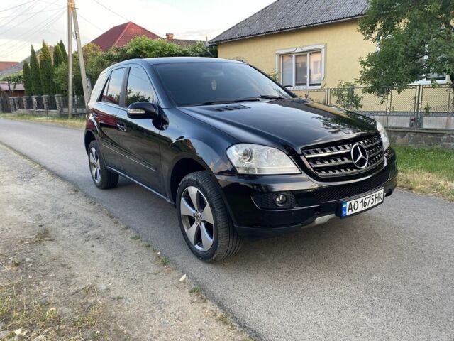 Черный Мерседес МЛ, объемом двигателя 3 л и пробегом 350 тыс. км за 9700 $, фото 1 на Automoto.ua