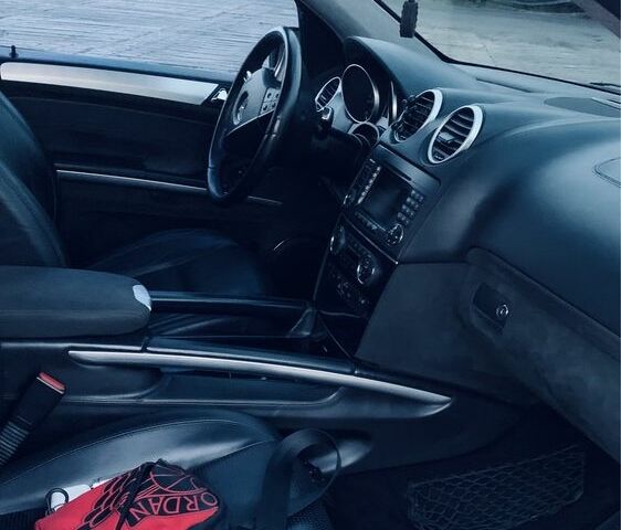 Чорний Мерседес МЛ, об'ємом двигуна 6.2 л та пробігом 1000 тис. км за 12500 $, фото 2 на Automoto.ua