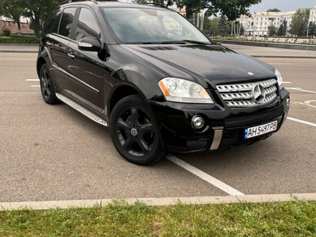 Черный Мерседес МЛ, объемом двигателя 5 л и пробегом 240 тыс. км за 10500 $, фото 6 на Automoto.ua