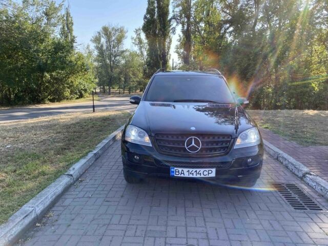 Черный Мерседес МЛ, объемом двигателя 3 л и пробегом 320 тыс. км за 9500 $, фото 4 на Automoto.ua