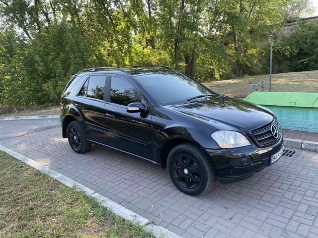 Черный Мерседес МЛ, объемом двигателя 3 л и пробегом 320 тыс. км за 9500 $, фото 2 на Automoto.ua