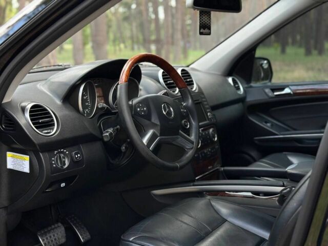 Чорний Мерседес МЛ, об'ємом двигуна 5.5 л та пробігом 255 тис. км за 12000 $, фото 3 на Automoto.ua
