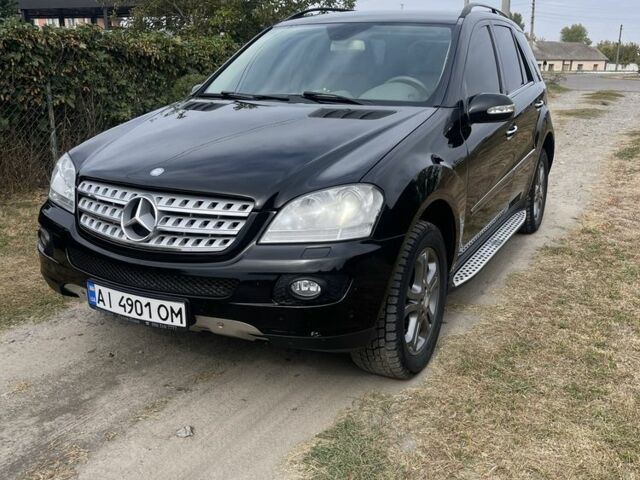 Чорний Мерседес МЛ, об'ємом двигуна 3 л та пробігом 131 тис. км за 12300 $, фото 1 на Automoto.ua