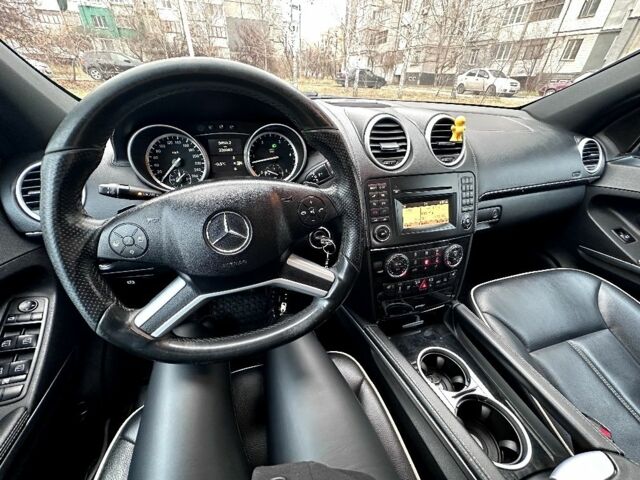 Черный Мерседес МЛ, объемом двигателя 3 л и пробегом 330 тыс. км за 17000 $, фото 2 на Automoto.ua