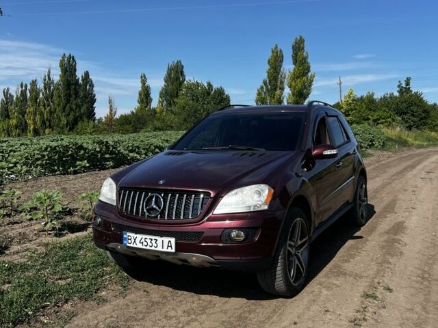 Красный Мерседес МЛ, объемом двигателя 3.5 л и пробегом 500 тыс. км за 5500 $, фото 2 на Automoto.ua