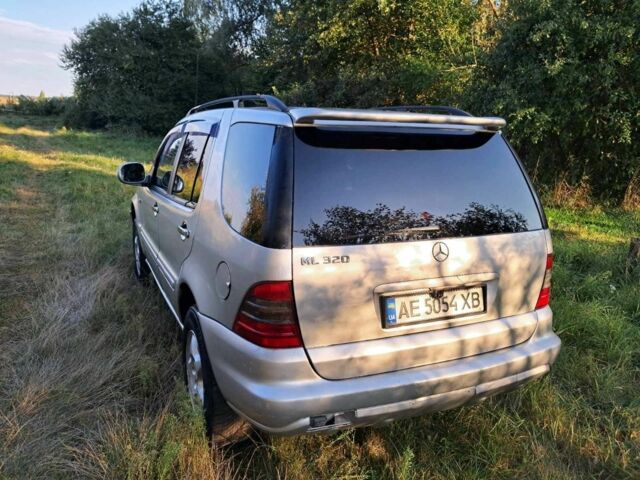 Серый Мерседес МЛ, объемом двигателя 3.2 л и пробегом 230 тыс. км за 5000 $, фото 5 на Automoto.ua