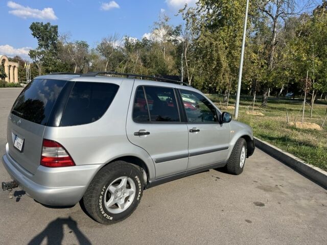 Сірий Мерседес МЛ, об'ємом двигуна 3.2 л та пробігом 250 тис. км за 5500 $, фото 3 на Automoto.ua