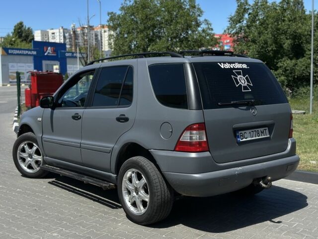 Серый Мерседес МЛ, объемом двигателя 2.7 л и пробегом 267 тыс. км за 5800 $, фото 2 на Automoto.ua