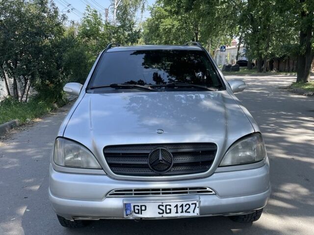 Серый Мерседес МЛ, объемом двигателя 2.7 л и пробегом 350 тыс. км за 4100 $, фото 3 на Automoto.ua