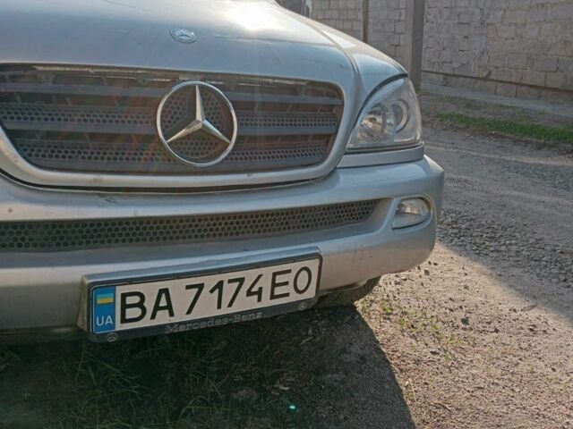 Сірий Мерседес МЛ, об'ємом двигуна 4 л та пробігом 250 тис. км за 6437 $, фото 2 на Automoto.ua