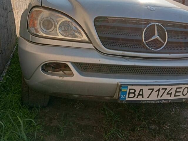 Сірий Мерседес МЛ, об'ємом двигуна 4 л та пробігом 250 тис. км за 6437 $, фото 1 на Automoto.ua