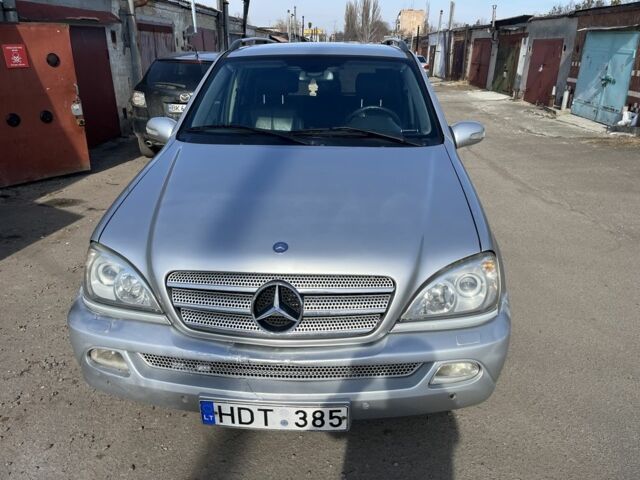 Серый Мерседес МЛ, объемом двигателя 2.7 л и пробегом 243 тыс. км за 4700 $, фото 1 на Automoto.ua