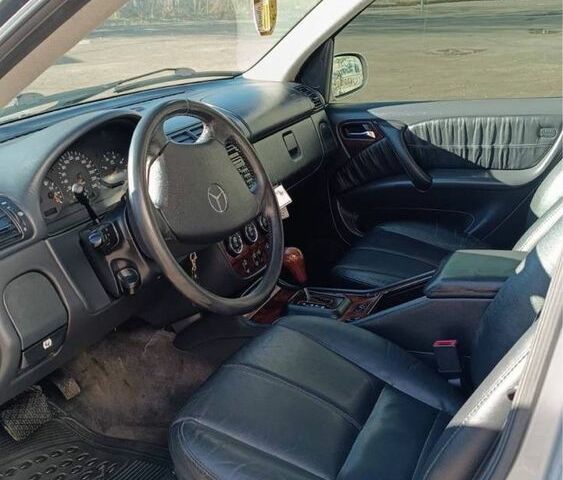 Серый Мерседес МЛ, объемом двигателя 4 л и пробегом 325 тыс. км за 4700 $, фото 5 на Automoto.ua