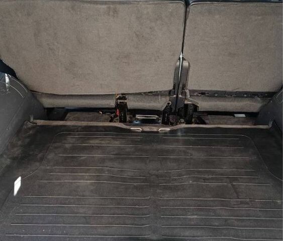 Серый Мерседес МЛ, объемом двигателя 4 л и пробегом 325 тыс. км за 4700 $, фото 4 на Automoto.ua