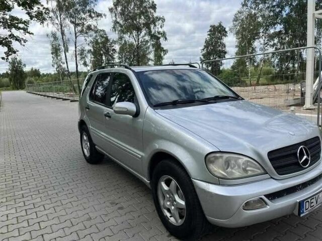 Серый Мерседес МЛ, объемом двигателя 2.7 л и пробегом 256 тыс. км за 2320 $, фото 1 на Automoto.ua