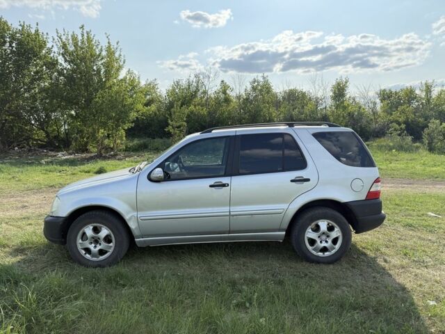 Серый Мерседес МЛ, объемом двигателя 2.7 л и пробегом 366 тыс. км за 3800 $, фото 2 на Automoto.ua
