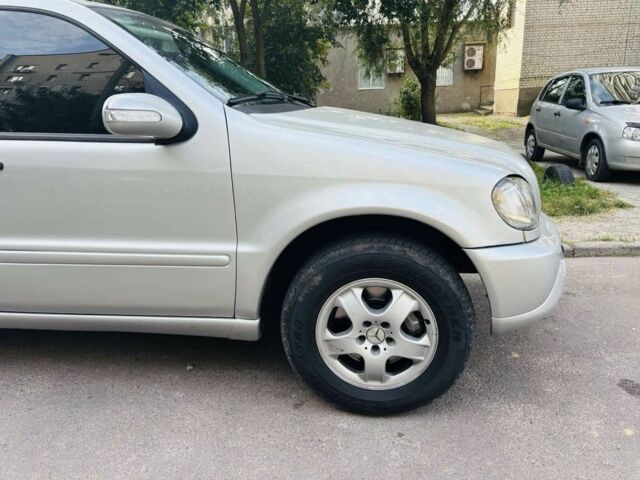 Серый Мерседес МЛ, объемом двигателя 2.7 л и пробегом 300 тыс. км за 5600 $, фото 6 на Automoto.ua