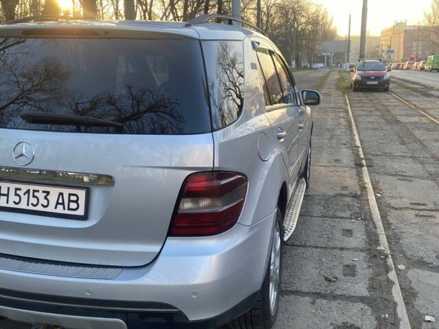 Сірий Мерседес МЛ, об'ємом двигуна 3.5 л та пробігом 3 тис. км за 10000 $, фото 3 на Automoto.ua