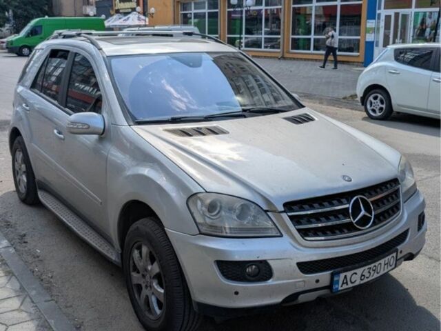 Серый Мерседес МЛ, объемом двигателя 3.7 л и пробегом 400 тыс. км за 8000 $, фото 1 на Automoto.ua