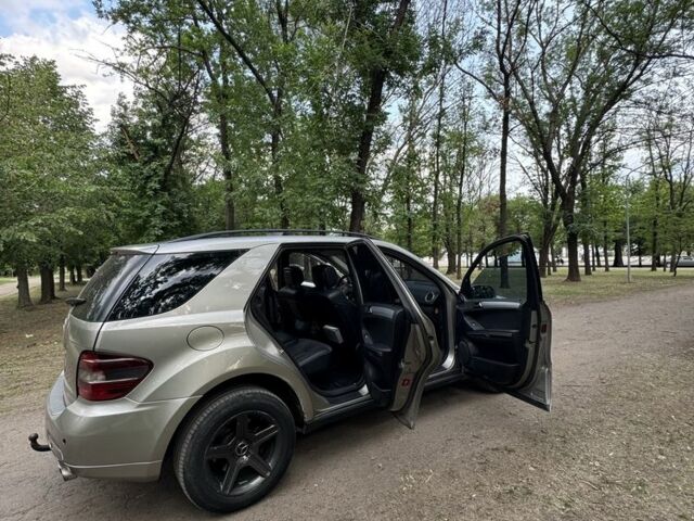 Серый Мерседес МЛ, объемом двигателя 3 л и пробегом 401 тыс. км за 7000 $, фото 7 на Automoto.ua