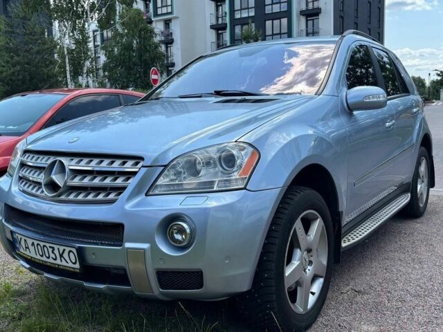 Сірий Мерседес МЛ, об'ємом двигуна 5 л та пробігом 240 тис. км за 10700 $, фото 2 на Automoto.ua