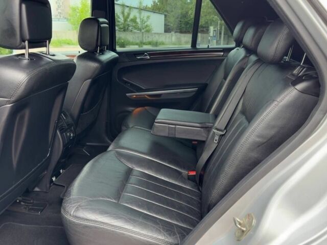 Серый Мерседес МЛ, объемом двигателя 3 л и пробегом 400 тыс. км за 5450 $, фото 6 на Automoto.ua