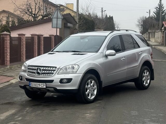 Серый Мерседес МЛ, объемом двигателя 3.2 л и пробегом 382 тыс. км за 9300 $, фото 2 на Automoto.ua