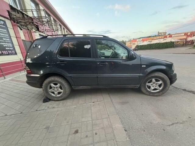 Синій Мерседес МЛ, об'ємом двигуна 2.7 л та пробігом 530 тис. км за 3500 $, фото 1 на Automoto.ua