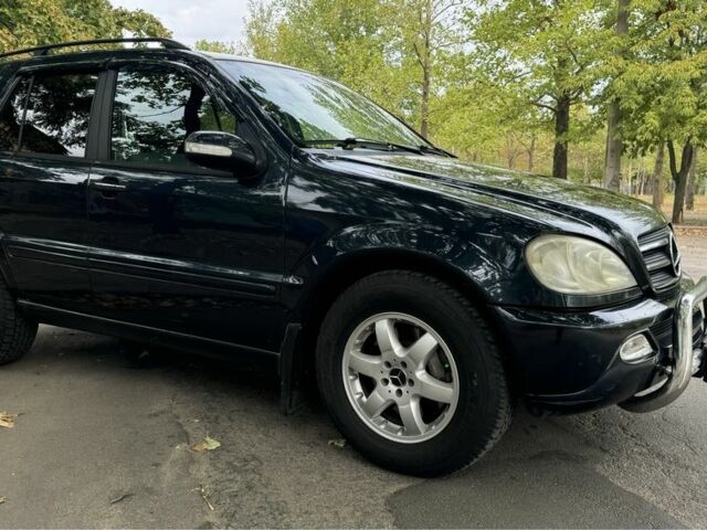 Синий Мерседес МЛ, объемом двигателя 4 л и пробегом 240 тыс. км за 5150 $, фото 2 на Automoto.ua