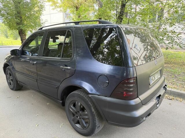 Синій Мерседес МЛ, об'ємом двигуна 2.7 л та пробігом 258 тис. км за 3000 $, фото 4 на Automoto.ua