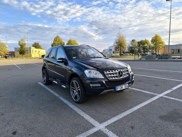 Синій Мерседес МЛ, об'ємом двигуна 3.2 л та пробігом 267 тис. км за 4644 $, фото 4 на Automoto.ua