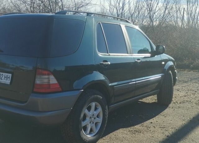 Зелений Мерседес МЛ, об'ємом двигуна 2.7 л та пробігом 350 тис. км за 5800 $, фото 3 на Automoto.ua