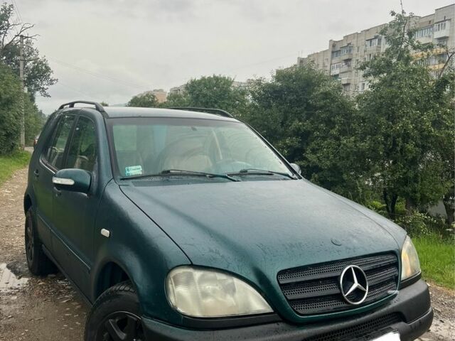 Зеленый Мерседес МЛ, объемом двигателя 3.2 л и пробегом 300 тыс. км за 1750 $, фото 1 на Automoto.ua