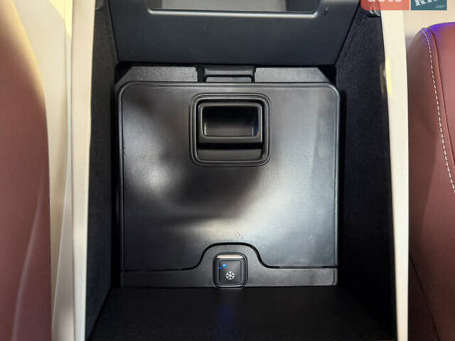 Черный Мерседес Майбах, объемом двигателя 3.98 л и пробегом 60 тыс. км за 150000 $, фото 41 на Automoto.ua