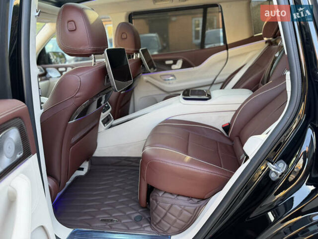 Черный Мерседес Майбах, объемом двигателя 3.98 л и пробегом 60 тыс. км за 150000 $, фото 28 на Automoto.ua