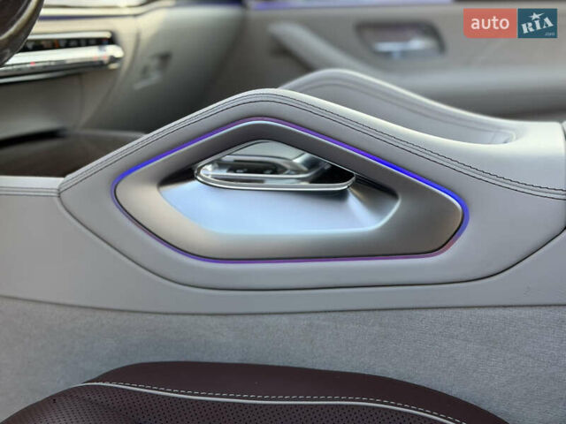 Черный Мерседес Майбах, объемом двигателя 3.98 л и пробегом 60 тыс. км за 150000 $, фото 12 на Automoto.ua