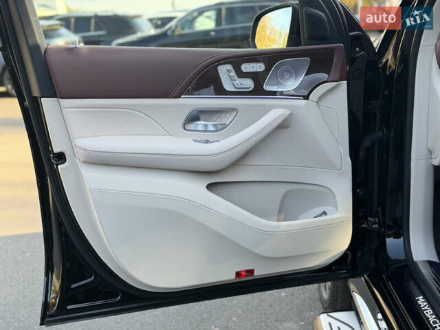 Черный Мерседес Майбах, объемом двигателя 3.98 л и пробегом 60 тыс. км за 150000 $, фото 6 на Automoto.ua