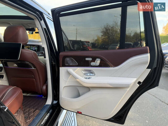 Черный Мерседес Майбах, объемом двигателя 3.98 л и пробегом 60 тыс. км за 150000 $, фото 32 на Automoto.ua