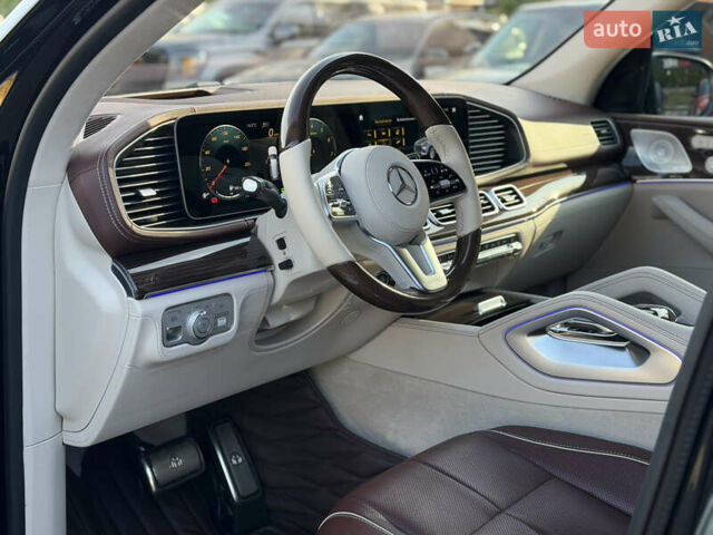 Черный Мерседес Майбах, объемом двигателя 3.98 л и пробегом 60 тыс. км за 150000 $, фото 8 на Automoto.ua